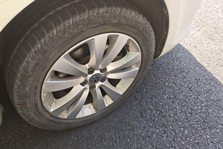 Used Volkswagen Bora 2011 1.4T Automatic Comfort Model Right Front Wheel Hub