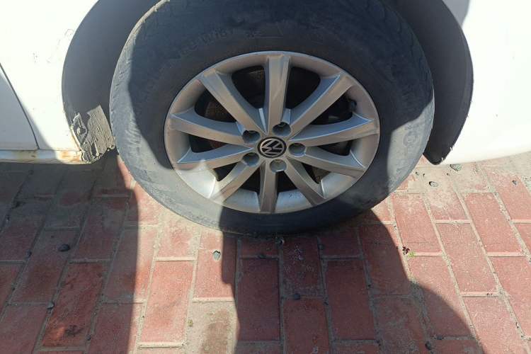 Used Volkswagen Bora 2011 1.6L Manual Comfort Version Right Front Wheel Hub