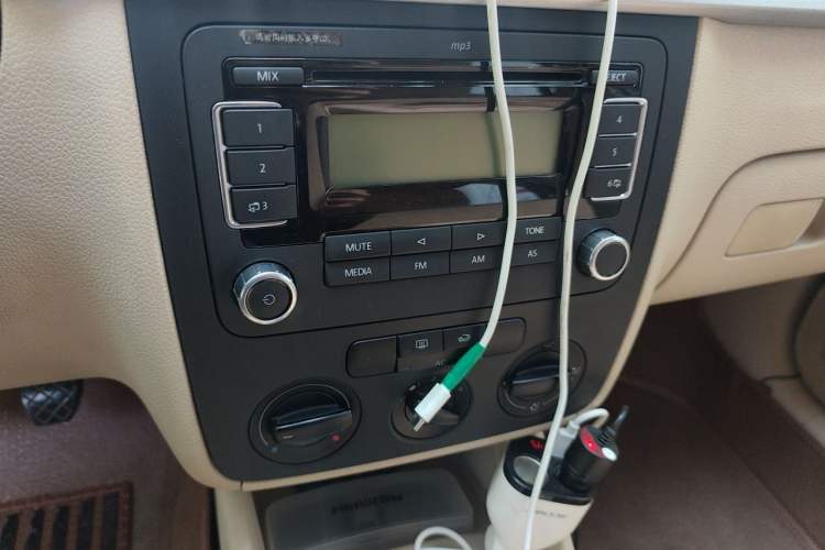 Used Volkswagen Bora 2011 1.6L Manual Fashion Edition Audio And AC Panel
