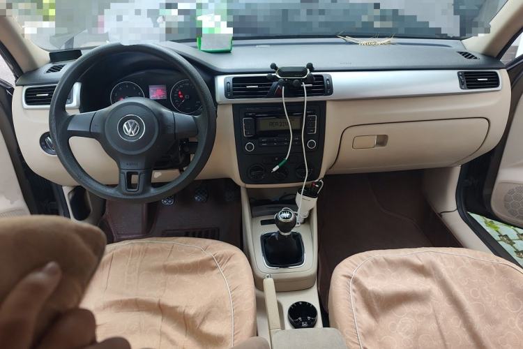 Used Volkswagen Bora 2011 1.6L Manual Fashion Edition Center Console