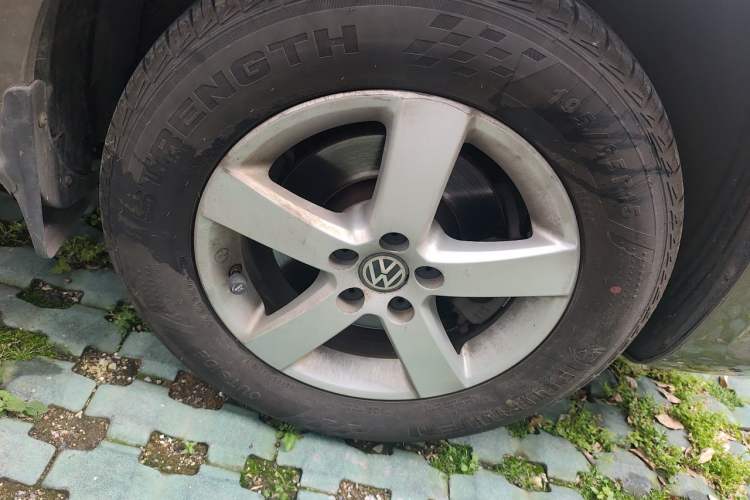 Used Volkswagen Bora 2011 1.6L Manual Fashion Edition Right Front Wheel Hub