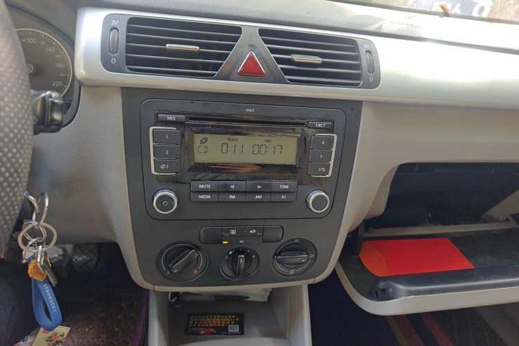 Used Volkswagen Bora 2012 1.6L Manual Fashion Edition Audio And AC Panel