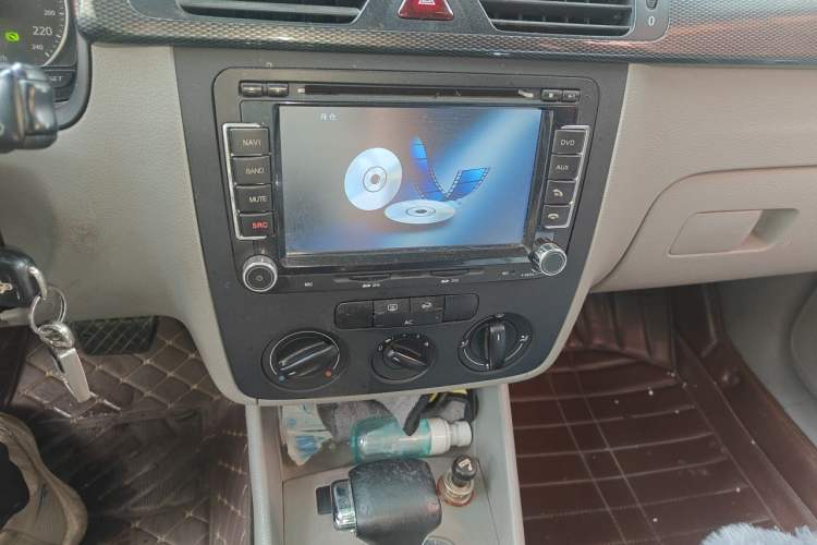 Used Volkswagen Bora 2012 1.6L Automatic Comfort Edition Audio And AC Panel