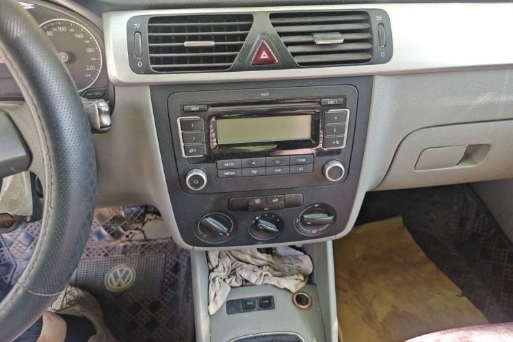 Used Volkswagen Bora 2012 1.6L Manual Fashion Edition Audio And AC Panel