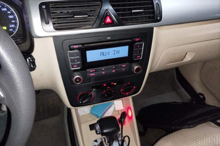 Used Volkswagen Bora 2012 1.6L Automatic Fashion Edition Audio And AC Panel