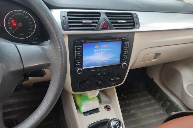 Used Volkswagen Bora 2012 1.6L Manual Fashion Edition Audio And AC Panel