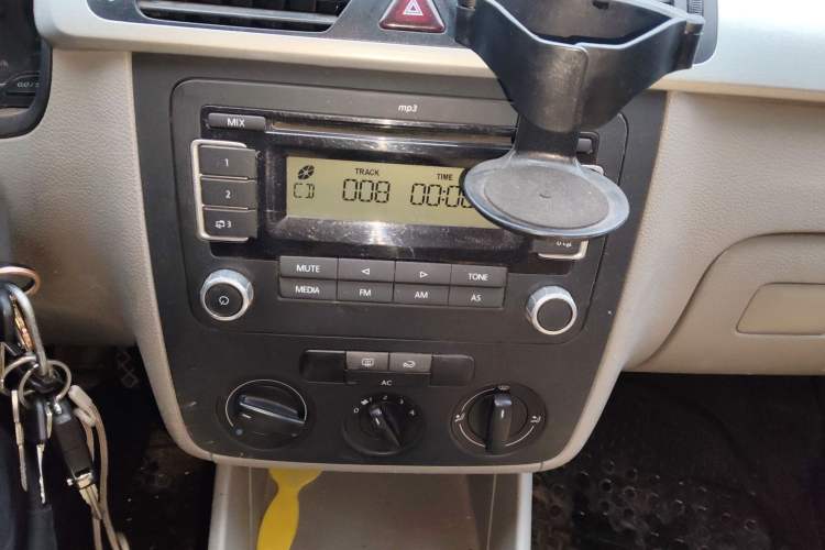 Used Volkswagen Bora 2012 1.6L Manual Fashion Edition Audio And AC Panel