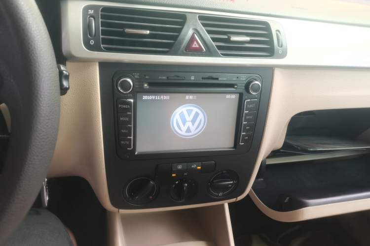 Used Volkswagen Bora 2012 1.6L Manual Fashion Edition Audio And AC Panel
