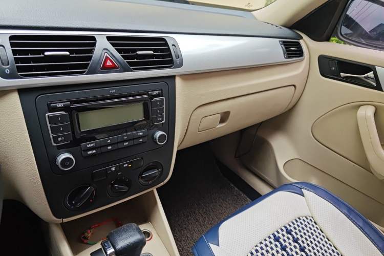 Used Volkswagen Bora 2012 1.6L Automatic Fashion Edition Audio And AC Panel