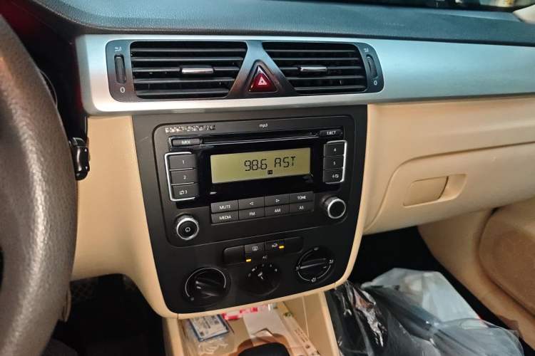 Used Volkswagen Bora 2012 1.6L Automatic Fashion Edition Audio And AC Panel
