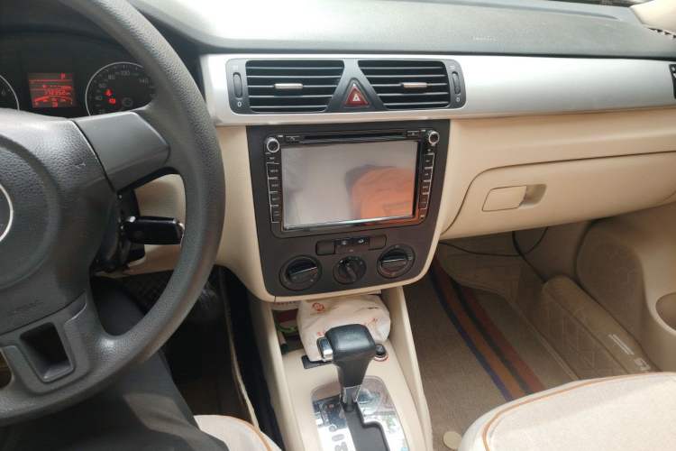 Used Volkswagen Bora 2012 1.6L Automatic Fashion Edition Audio And AC Panel