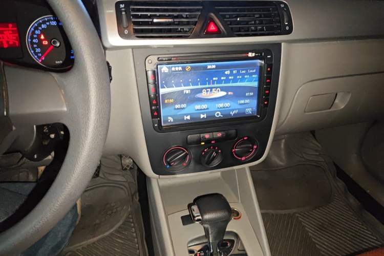 Used Volkswagen Bora 2012 1.6L Automatic Fashion Edition Audio And AC Panel