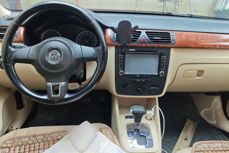 Used Volkswagen Bora 2012 1.6L Automatic Comfort Edition Center Console