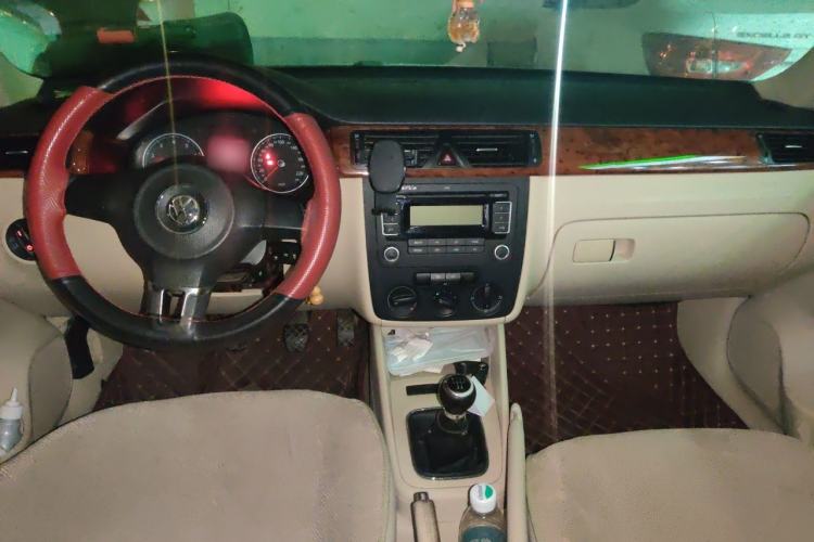 Used Volkswagen Bora 2012 1.6L Manual Comfort Model Center Console
