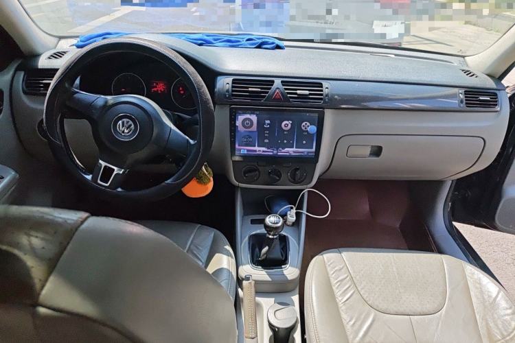 Used Volkswagen Bora 2012 1.6L Manual Fashion Edition Center Console