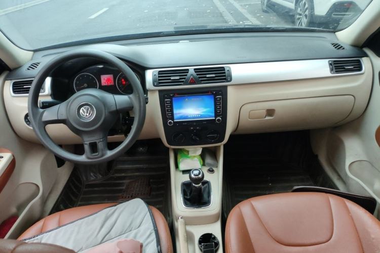 Used Volkswagen Bora 2012 1.6L Manual Fashion Edition Center Console