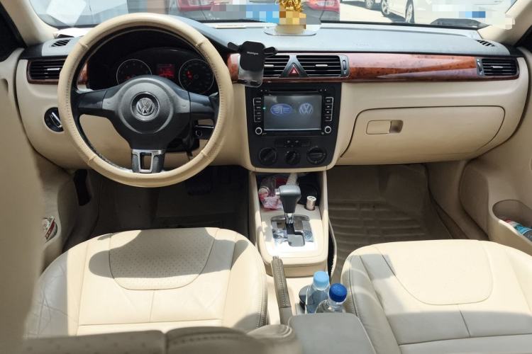 Used Volkswagen Bora 2012 1.6L Automatic Comfort Edition Center Console