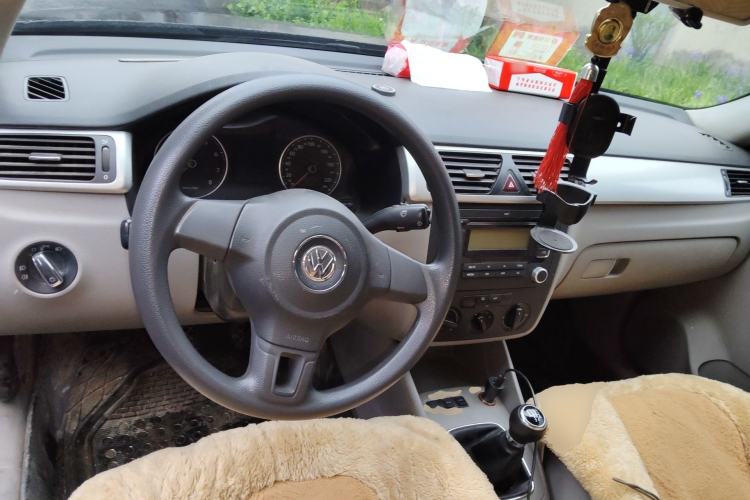 Used Volkswagen Bora 2012 1.6L Manual Fashion Edition Center Console