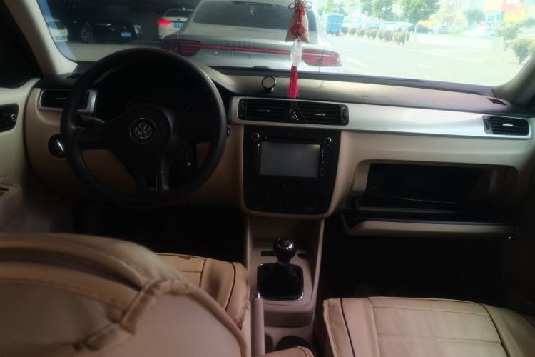 Used Volkswagen Bora 2012 1.6L Manual Fashion Edition Center Console