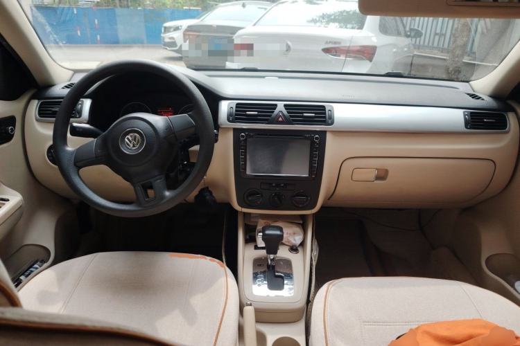 Used Volkswagen Bora 2012 1.6L Automatic Fashion Edition Center Console