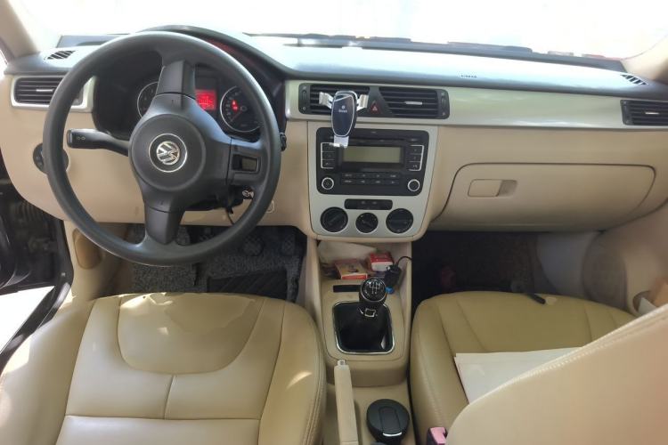 Used Volkswagen Bora 2012 1.6L Manual Fashion Edition Center Console