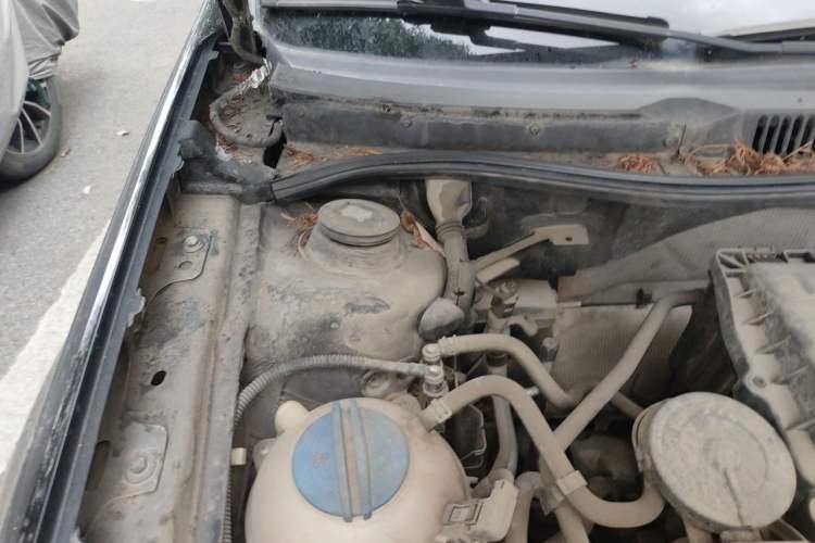 Used Volkswagen Bora 2012 1.6L Manual Fashion Edition Engine Bay Right
