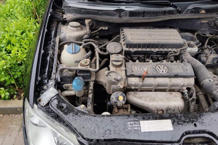 Used Volkswagen Bora 2012 1.6L Manual Fashion Edition Engine Bay Right