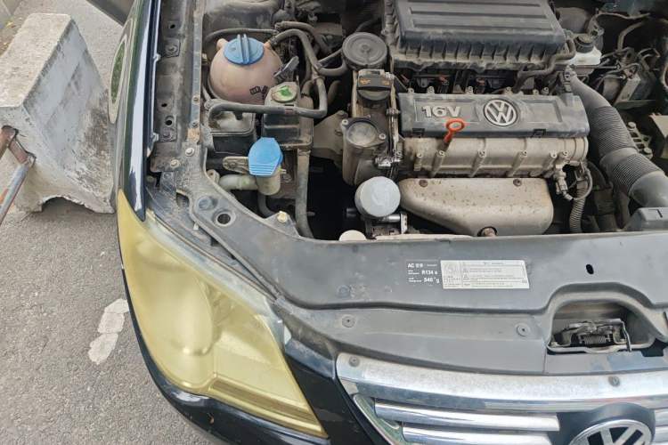 Used Volkswagen Bora 2012 1.6L Automatic Fashion Edition Engine Bay Right