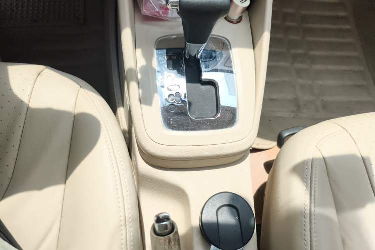 Used Volkswagen Bora 2012 1.6L Automatic Comfort Edition Gear Lever