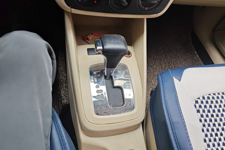 Used Volkswagen Bora 2012 1.6L Automatic Fashion Edition Gear Lever