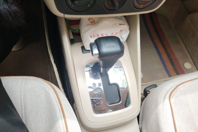 Used Volkswagen Bora 2012 1.6L Automatic Fashion Edition Gear Lever