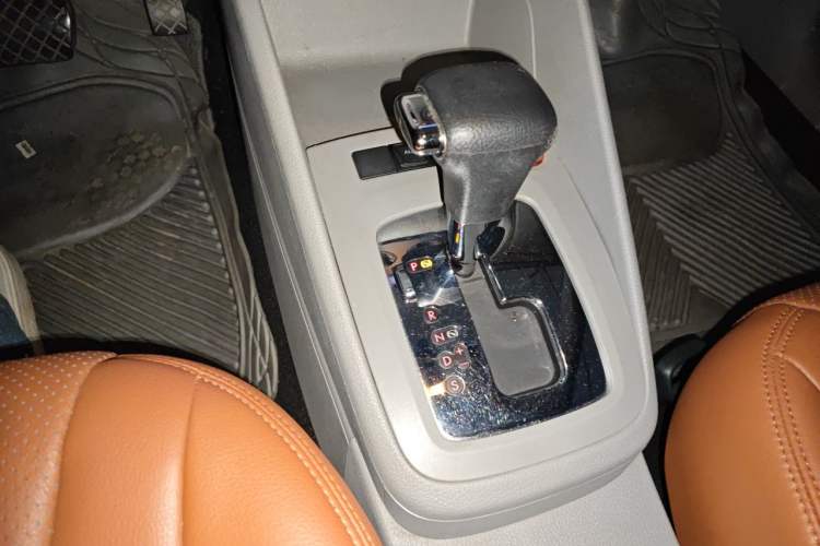 Used Volkswagen Bora 2012 1.6L Automatic Fashion Edition Gear Lever