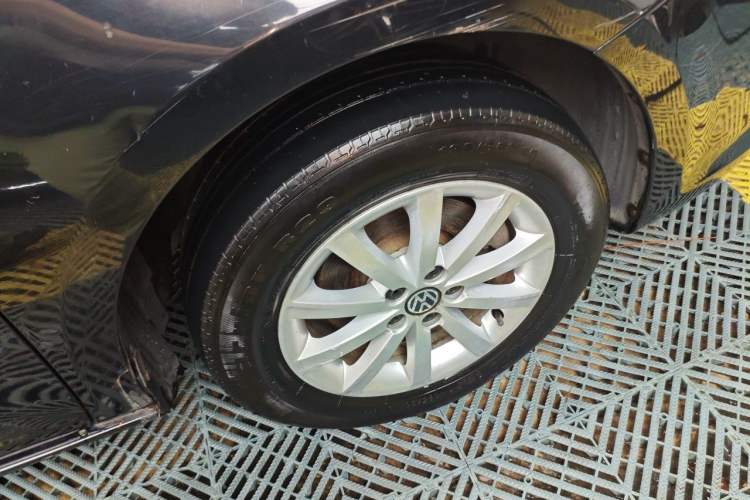 Used Volkswagen Bora 2012 1.6L Automatic Comfort Edition Right Front Wheel Hub