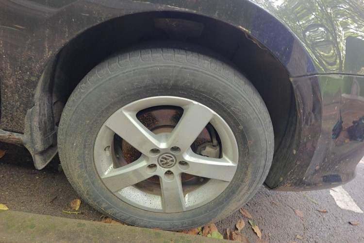 Used Volkswagen Bora 2012 1.6L Manual Fashion Edition Right Front Wheel Hub