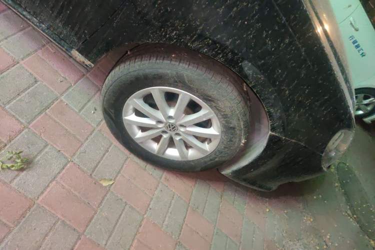Used Volkswagen Bora 2012 1.6L Manual Comfort Model Right Front Wheel Hub