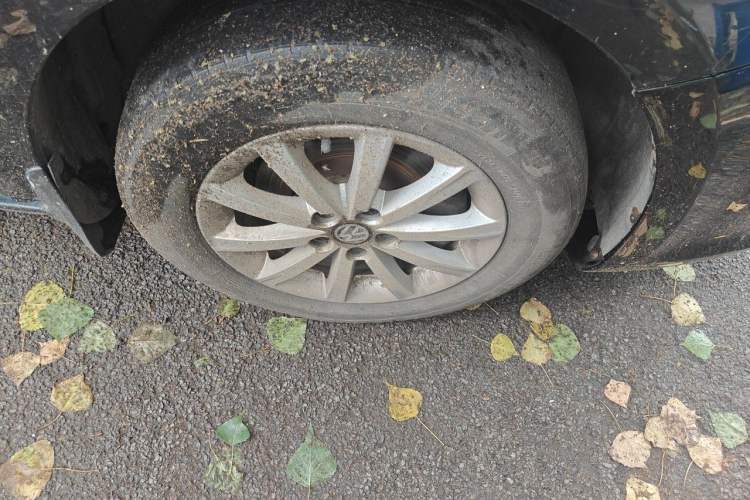 Used Volkswagen Bora 2012 1.6L Automatic Comfort Edition Right Front Wheel Hub