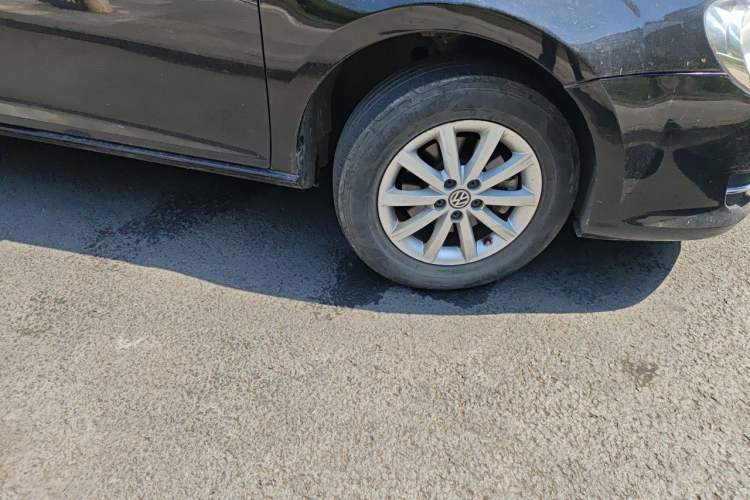 Used Volkswagen Bora 2012 1.6L Manual Fashion Edition Right Front Wheel Hub