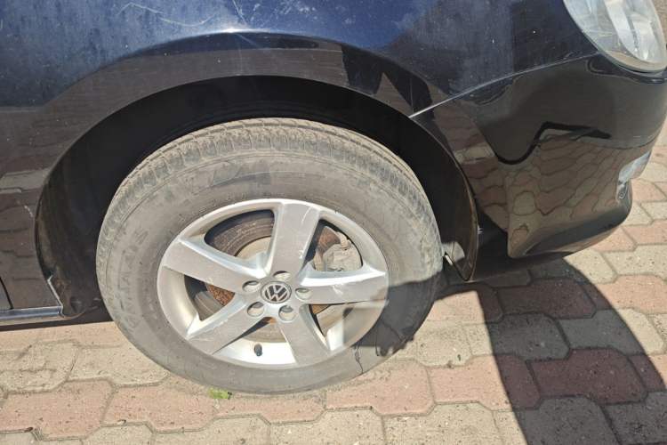 Used Volkswagen Bora 2012 1.6L Manual Fashion Edition Right Front Wheel Hub