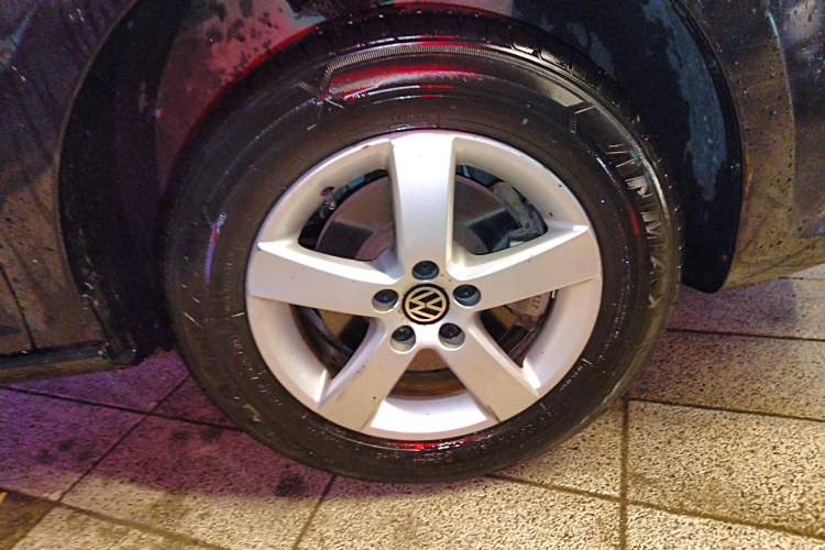 Used Volkswagen Bora 2012 1.6L Automatic Fashion Edition Right Front Wheel Hub
