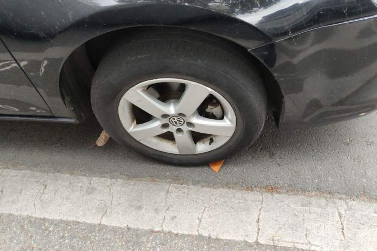 Used Volkswagen Bora 2012 1.6L Manual Fashion Edition Right Front Wheel Hub