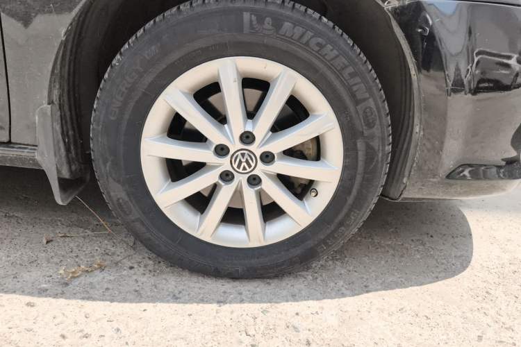 Used Volkswagen Bora 2012 1.6L Automatic Comfort Edition Right Front Wheel Hub
