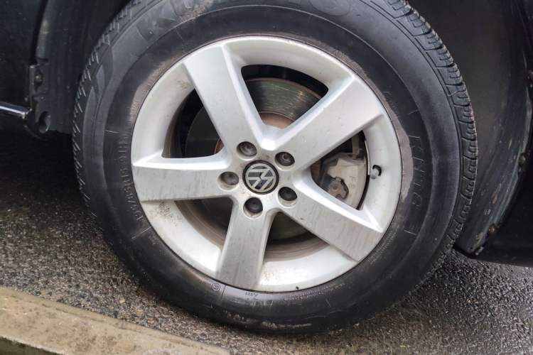 Used Volkswagen Bora 2012 1.6L Manual Fashion Edition Right Front Wheel Hub