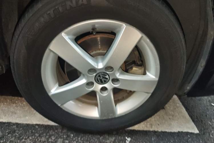 Used Volkswagen Bora 2012 1.6L Automatic Fashion Edition Right Front Wheel Hub