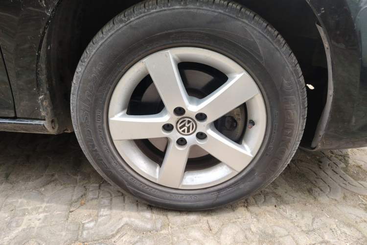 Used Volkswagen Bora 2012 1.6L Automatic Fashion Edition Right Front Wheel Hub
