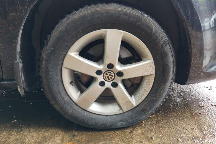 Used Volkswagen Bora 2012 1.6L Automatic Fashion Edition Right Front Wheel Hub