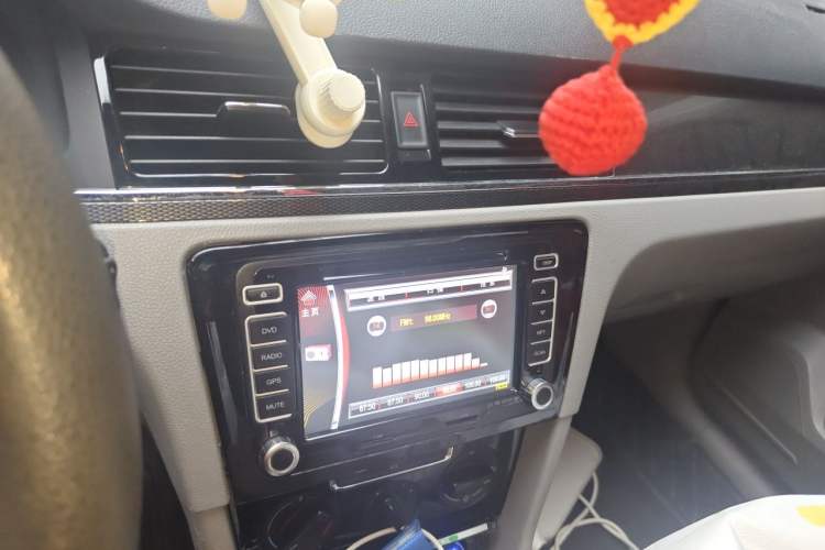 Used Volkswagen Bora 2012 1.6L Automatic Fashion Edition Audio And AC Panel