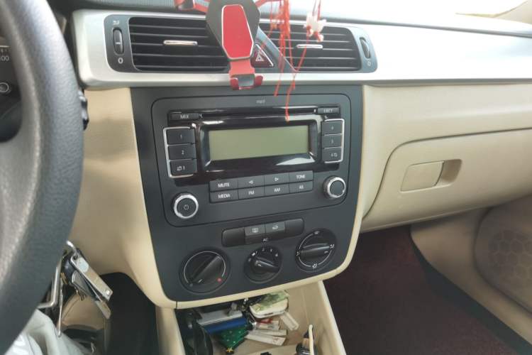 Used Volkswagen Bora 2012 1.6L Manual Fashion Edition Audio And AC Panel