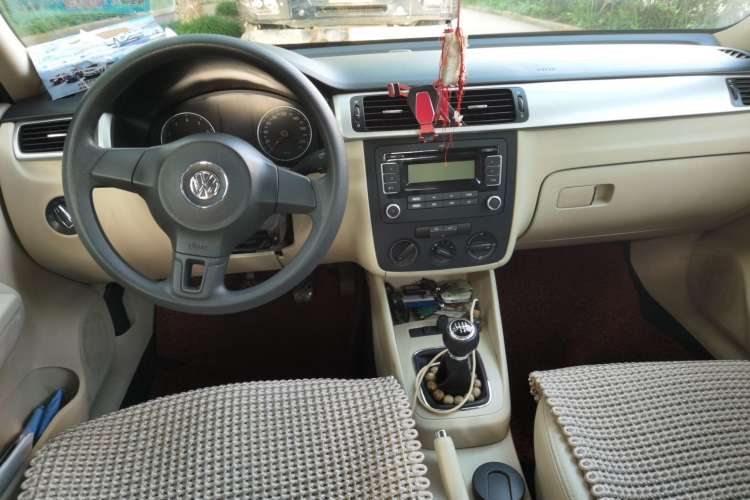 Used Volkswagen Bora 2012 1.6L Manual Fashion Edition Center Console