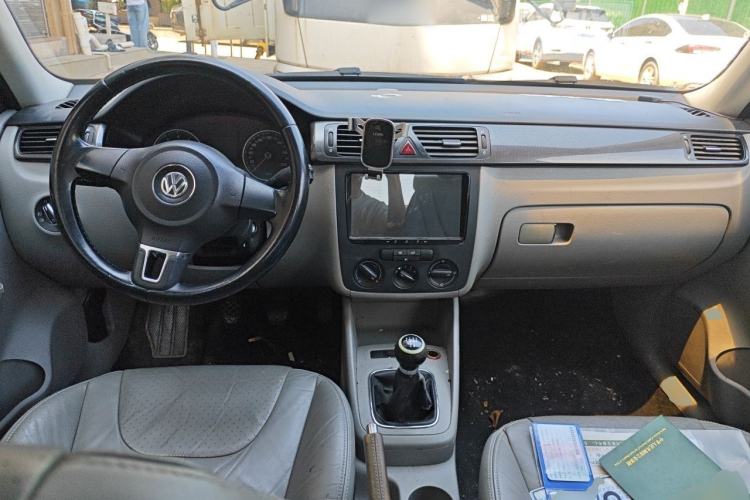 Used Volkswagen Bora 2012 1.6L Manual Comfort Model Center Console