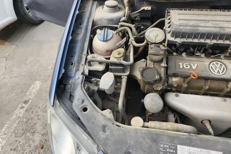 Used Volkswagen Bora 2012 1.6L Manual Fashion Edition Engine Bay Right